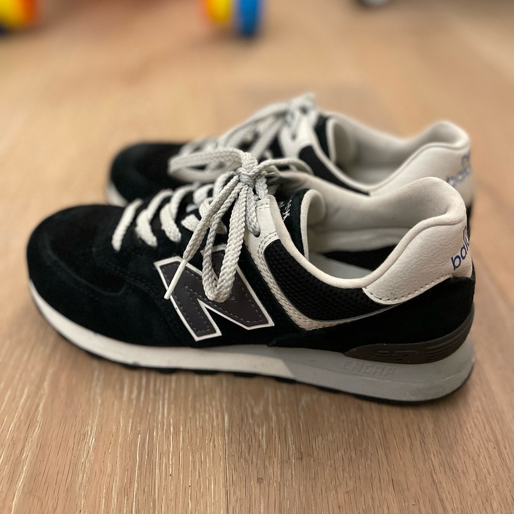 New Balance 574 black suede white outsole in pristine condition